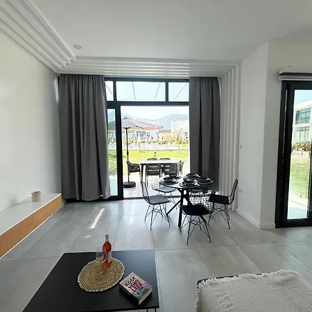 Stylish Near The Sea With Direct Pool Access And Facilities Apartment