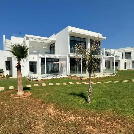 Stylish Near The Sea With Direct Pool Access And Facilities Apartment *