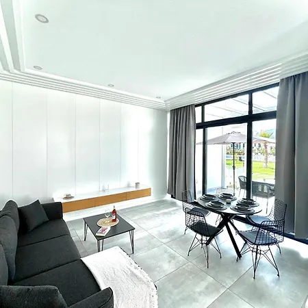Apartment Stylish Near The Sea With Direct Pool Access And Facilities