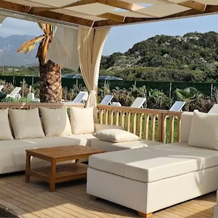 Apartment Stylish Near The Sea With Direct Pool Access And Facilities