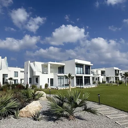 Apartment Relaxed Coastal With Poolside Access Great Amenities